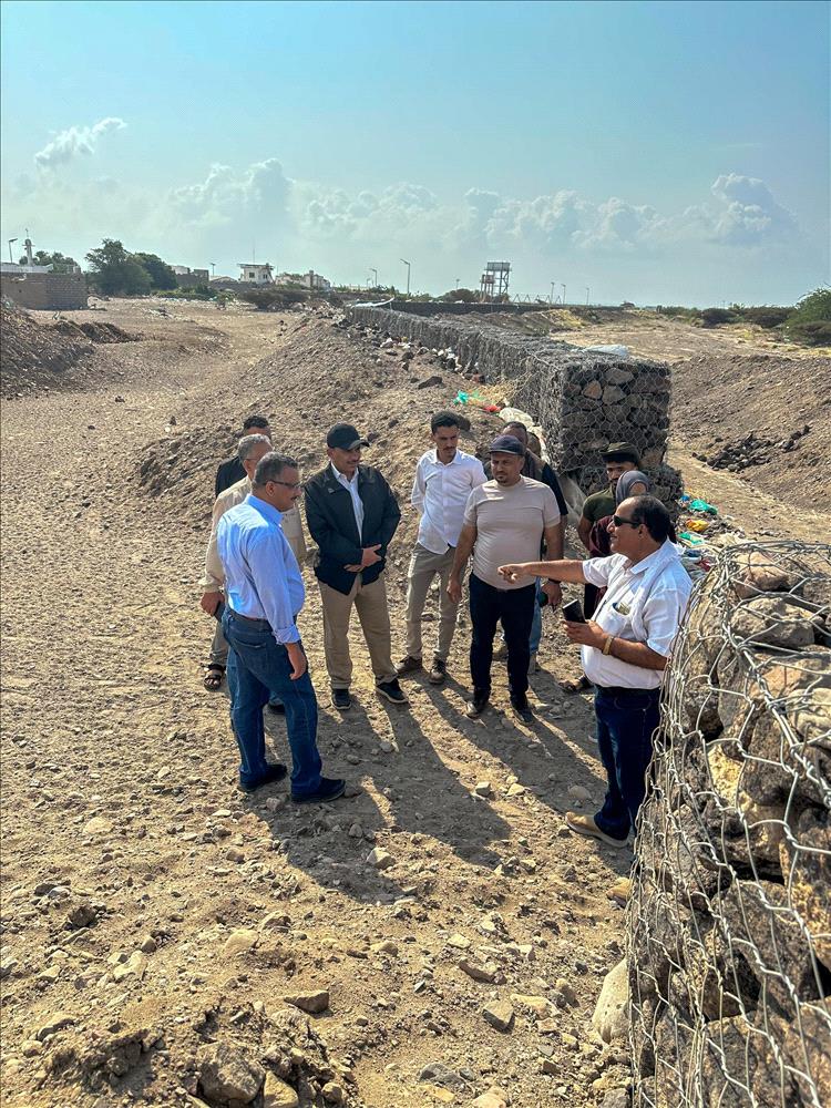 فريق وزارة الزراعة والأسماك يتفقد أعمال مشروع حماية أراضي المزارعين في وادي تمنان بلحج