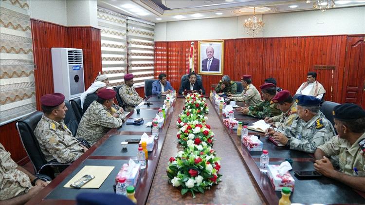 محافظ المهرة يترأس اجتماعًا للجنة الأمنية ويوجه برفع الجاهزية لحفظ الأمن والاستقرار