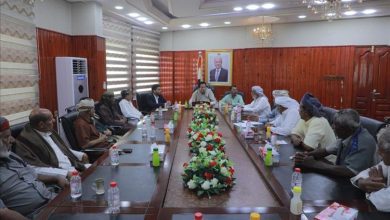 محافظ المهرة يلتقي ضباط المحافظة القدامى ضمن جهود تعزيز الأداء الأمني وتثبيت الاستقرار