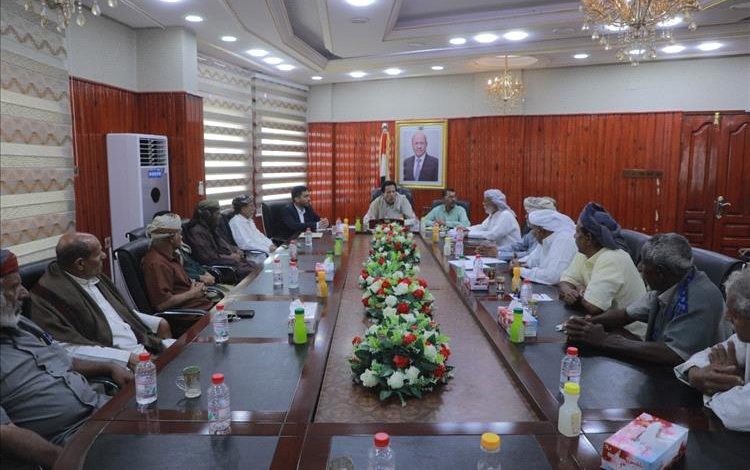 محافظ المهرة يلتقي ضباط المحافظة القدامى ضمن جهود تعزيز الأداء الأمني وتثبيت الاستقرار