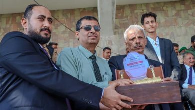 محافظ لحج يكرم أسرة الشهيد لبوزة خلال الاحتفال الكرنفالي بالعيد الـ58 للاستقلال