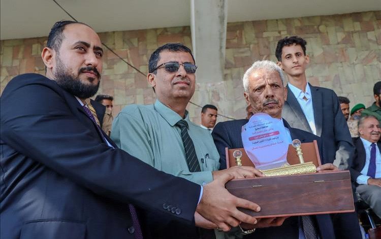 محافظ لحج يكرم أسرة الشهيد لبوزة خلال الاحتفال الكرنفالي بالعيد الـ58 للاستقلال