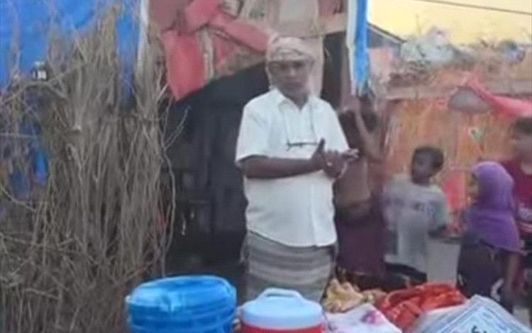 مدير الوحدة التنفيذية بالحديدة يدعو للتحرك الجاد لإغاثة النازحين في الخوخة