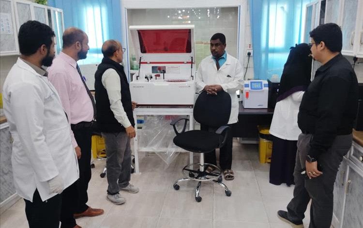 مدير عام الرعاية الصحية الأولية بمحافظة المهرة يزور مستشفى السلطان قابوس بمديرية شحن