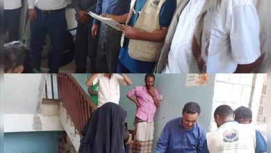 مدير عام ردفان يوزع الدفعة الثانية من ماكينات الخياطة المقدمة للمعلمين في مدرسة الشهيد صالح لخجف