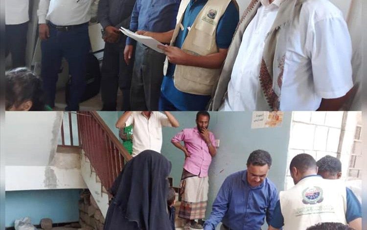 مدير عام ردفان يوزع الدفعة الثانية من ماكينات الخياطة المقدمة للمعلمين في مدرسة الشهيد صالح لخجف