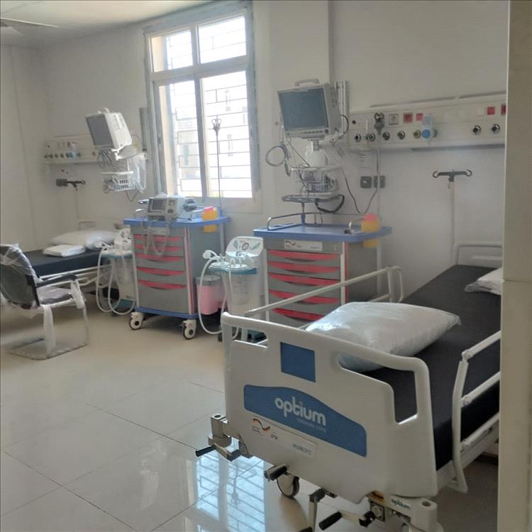 مدير مستشفى السلطان قابوس بشحن : منشأة حيوية تواجه مصير آلاف المرضى والجرحى بسبب نقص حاد في "غرفة العمليات " والكادر المتخصص