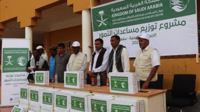 مركز الملك سلمان يدشّن توزيع ستة آلاف كرتون من التمور في سقطرى بالتعاون مع شبكة النماء اليمنية
