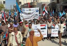 مسيرة جماهيرية تجوب شوارع عتق ابتهاجًا بانتصارات سيئون