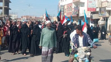 مسيرة حاشدة لأبناء أبين يباركون فيها للقيادة السياسية والعسكرية الانتصار العظيم في تحرير الوادي والصحراء