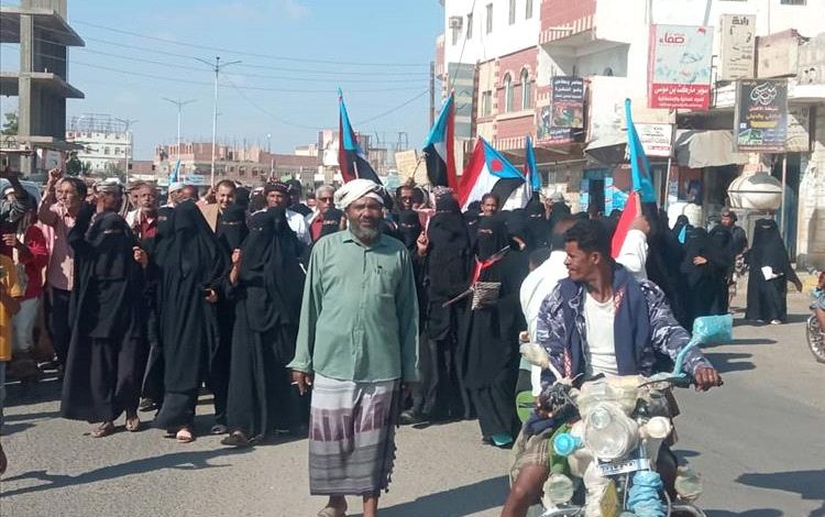 مسيرة حاشدة لأبناء أبين يباركون فيها للقيادة السياسية والعسكرية الانتصار العظيم في تحرير الوادي والصحراء