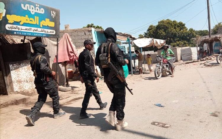 مكافحة المخدرات بأمن أبين تنفّذ حملة رقابية واسعة لضبط بقالات تروّج مادة "شمة الحوت" المخدّرة