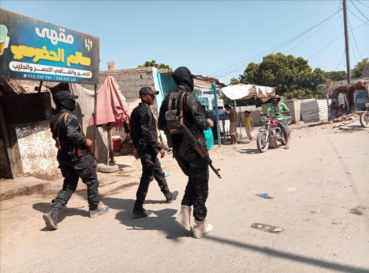 مكافحة المخدرات بأمن أبين تنفّذ حملة رقابية واسعة لضبط بقالات تروّج مادة "شمة الحوت" المخدّرة