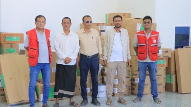 مكتب وزارة الصحة وجمعية الهلال الأحمر اليمني بحضرموت يسلمان هيئة مستشفى سيئون ادوية ومستلزمات طبية لقسم الطوارئ