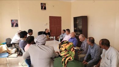 نائب وزير الصناعة والتجارة يبحث مع قيادة مديرية قلنسية آليات تنشيط الاستثمار وتعزيز الرقابة وضبط الأسعار بسقطرى