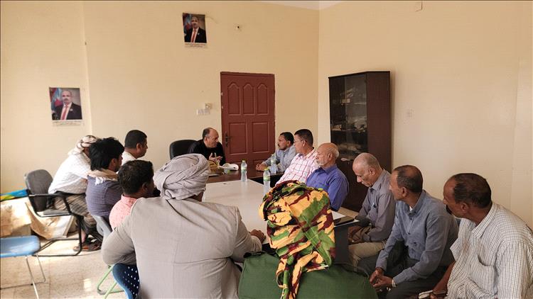 نائب وزير الصناعة والتجارة يبحث مع قيادة مديرية قلنسية آليات تنشيط الاستثمار وتعزيز الرقابة وضبط الأسعار بسقطرى