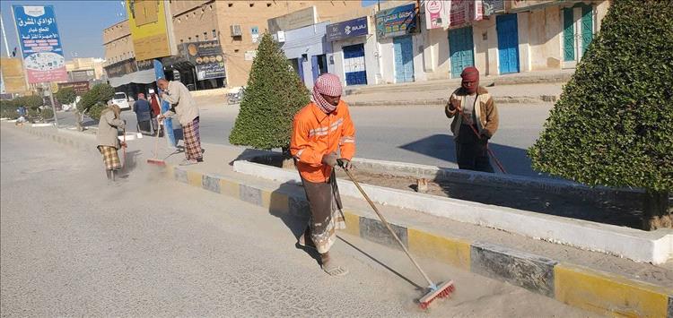 وحدة النظافة والتحسين بمديرية القطن تنفذ حملة نظافة واسعة في شوارع المديرية