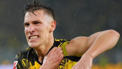 ظهير دورتموند ينتظر عروض الريال وبرشلونة والبايرن