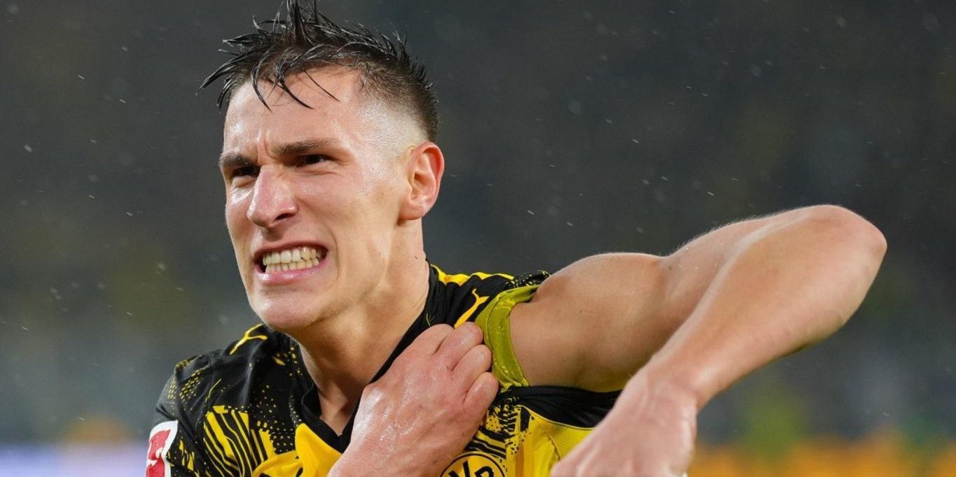 ظهير دورتموند ينتظر عروض الريال وبرشلونة والبايرن