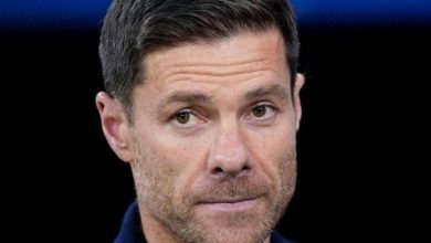 مدرب إشبيلية يدافع عن ألونسو