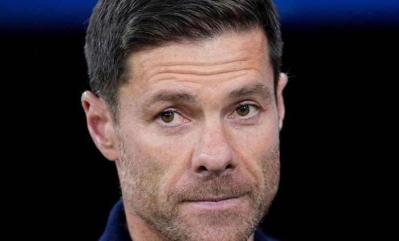 مدرب إشبيلية يدافع عن ألونسو