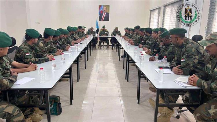 العميد الربيعي يترأس اجتماعًا موسعًا بقيادات حزام العاصمة عدن ويشدّد على رفع الجاهزية واستدعاء القوة