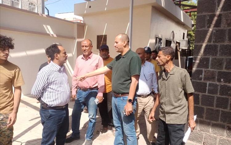 باخبيرة وعواس ينفذان نزولًا ميدانيًا لمعالجة مشكلة طفح مياه الصرف الصحي في القرية الروسية بخورمكسر