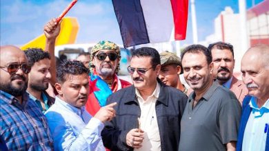 توافد قيادات محلية إلى ساحة العروض مع اقتراب بدء اعتصام الخيام في عدن