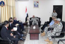 رئيس مصلحة خفر السواحل اليمنية يبحث تعزيز تعاون الامن البحري مع كبير المستشارين العسكريين البريطانيين للشرق الأوسط وشمال أفريقيا