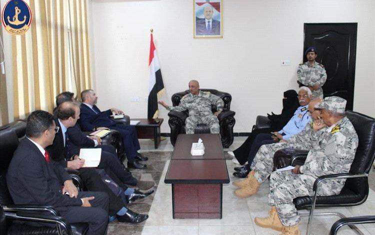 رئيس مصلحة خفر السواحل اليمنية يبحث تعزيز تعاون الامن البحري مع كبير المستشارين العسكريين البريطانيين للشرق الأوسط وشمال أفريقيا