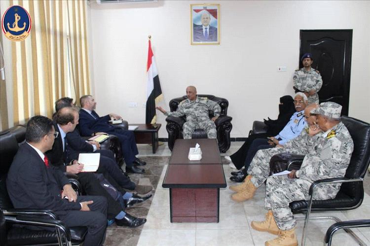 رئيس مصلحة خفر السواحل اليمنية يبحث تعزيز تعاون الامن البحري مع كبير المستشارين العسكريين البريطانيين للشرق الأوسط وشمال أفريقيا
