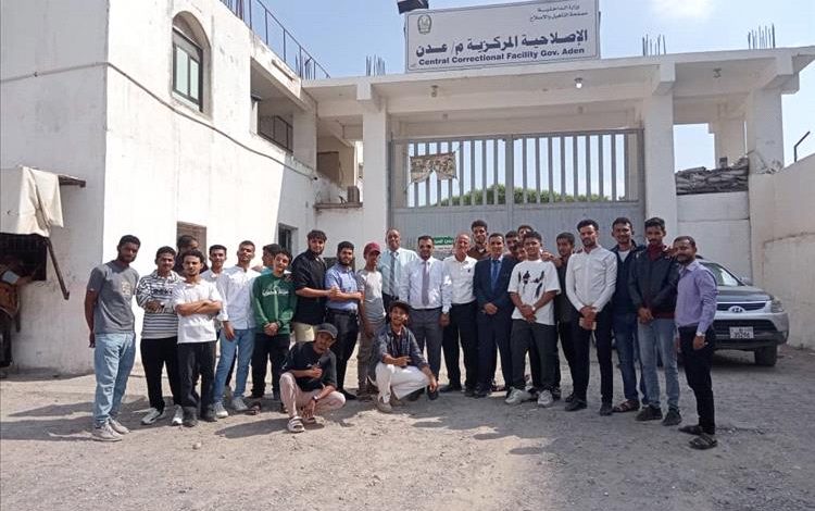 طلبة كلية الحقوق - جامعة عدن -  ينفذون نزولًا ميدانيًّا إلى إصلاحيةِ السجنِ المركزي، م/ عدن)
