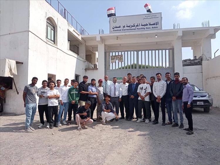 طلبة كلية الحقوق - جامعة عدن - ينفذون نزولًا ميدانيًّا إلى إصلاحيةِ السجنِ المركزي، م/ عدن)