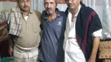 قائد لواء 103 يزور المناضل أحمد الزربة للاطمئنان على صحته