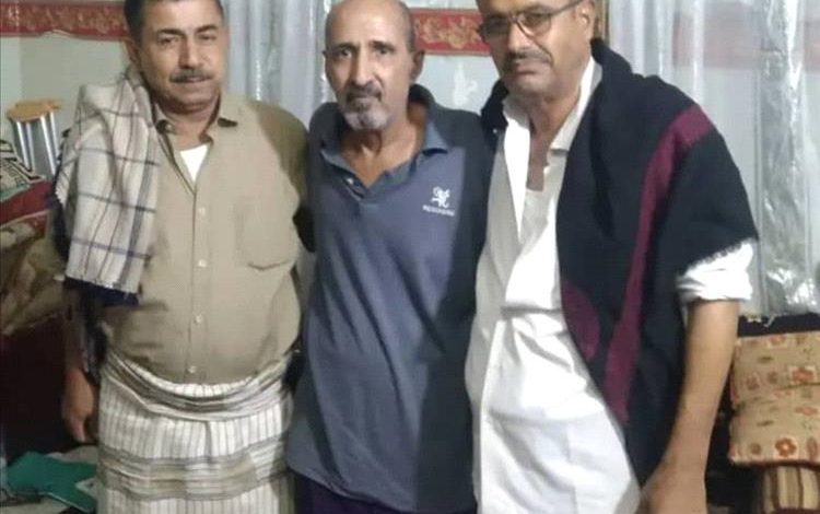 قائد لواء 103 يزور المناضل أحمد الزربة للاطمئنان على صحته