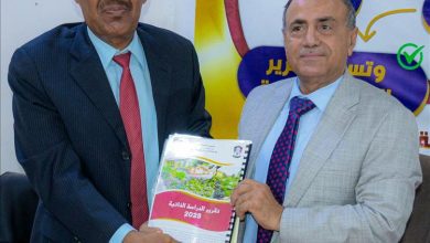 كلية اللغات تسلم رئيس جامعة عدن تقرير الدراسة الذاتية وتستكمل متطلبات الاعتماد الأكاديمي