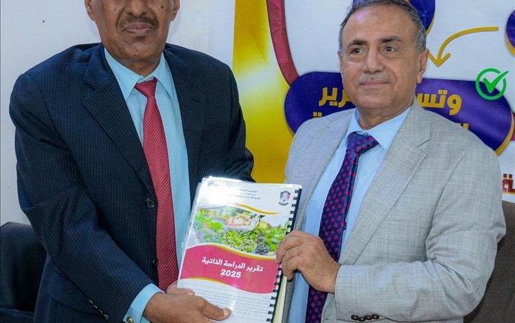 كلية اللغات تسلم رئيس جامعة عدن تقرير الدراسة الذاتية وتستكمل متطلبات الاعتماد الأكاديمي