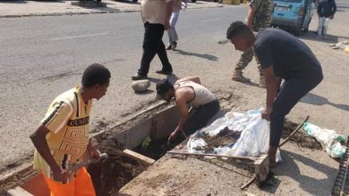 مكتب الأشغال في التواهي ينفّذ حملة واسعة لتصفية مجاري تصريف مياه الأمطار