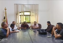 نائب رئيس الوحدة التنفيذية لإدارة مخيمات النازحين يجتمع بمدراء ادارات الوحدة التنفيذية لمناقشة التحديات