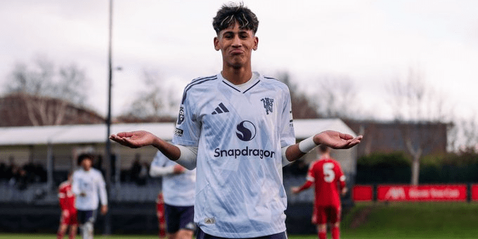 برشلونة يراقب موهبة مانشستر يونايتد