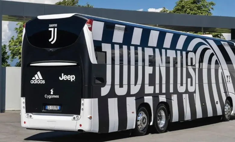 حافلة يوفنتوس تعرضت للرشق بالحجارة