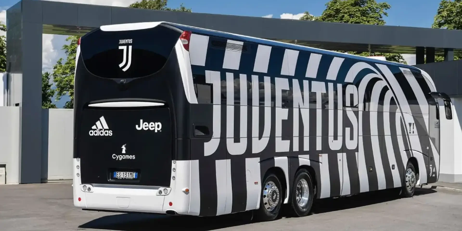 حافلة يوفنتوس تعرضت للرشق بالحجارة