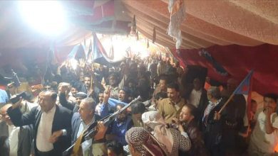 الآلاف يحتشدون في مخيم الاعتصام بحبيل جباري وسط الضالع.. ووفود من الشعيب تصل للمطالبة بإعلان استقلال الجنوب