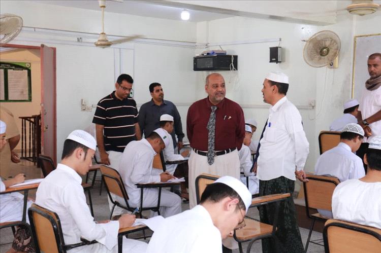 الأمين العام لجامعة الأحقاف يُدشّن امتحانات الفصل الدراسي الأول بكلية الشريعة والقانون بالمكلا