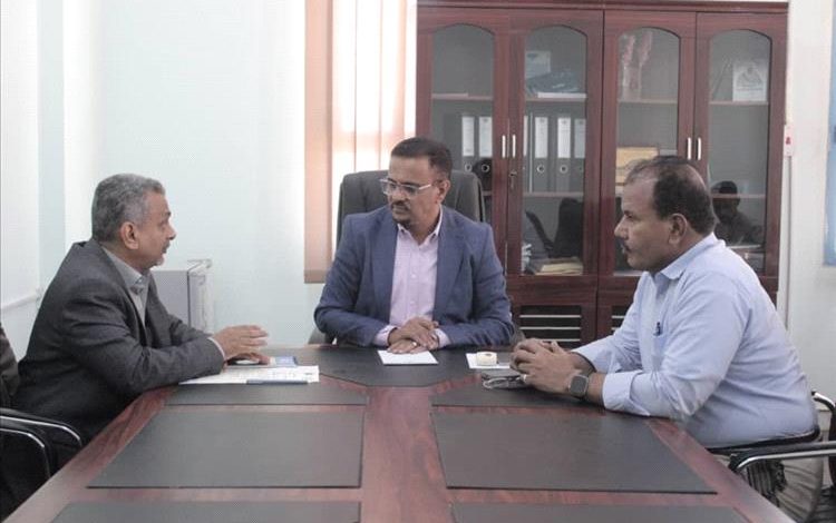 الأمين العام لمحلي حضرموت يبحث تعزيز الموارد المحلية وتحسين كفاءتها بمديريات وادي وصحراء حضرموت