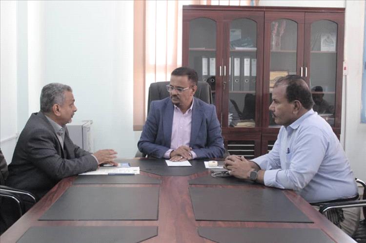 الأمين العام لمحلي حضرموت يبحث تعزيز الموارد المحلية وتحسين كفاءتها بمديريات وادي وصحراء حضرموت