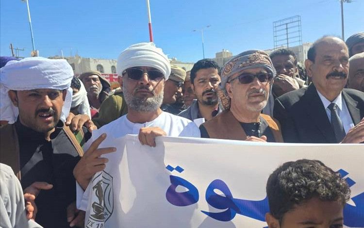 الجفري والشكلية يستقبلان وفود أبناء شبوة إلى مخيم الاعتصام