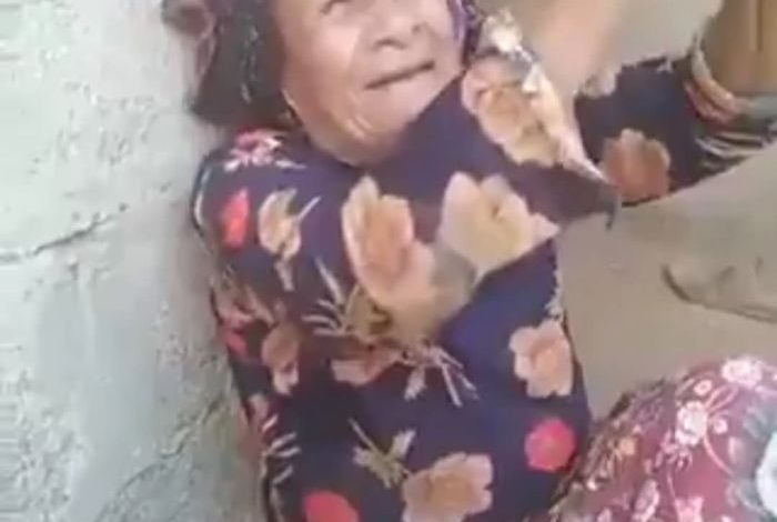 الحديدة.. الحوثيون يجبرون مُسنّة على تغيير تصريحاتها عن جرائمهم في الدريهمي