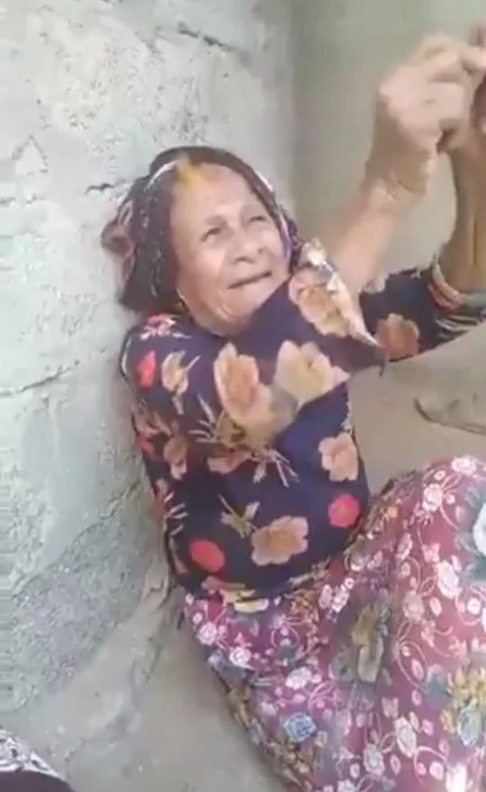 الحديدة.. الحوثيون يجبرون مُسنّة على تغيير تصريحاتها عن جرائمهم في الدريهمي