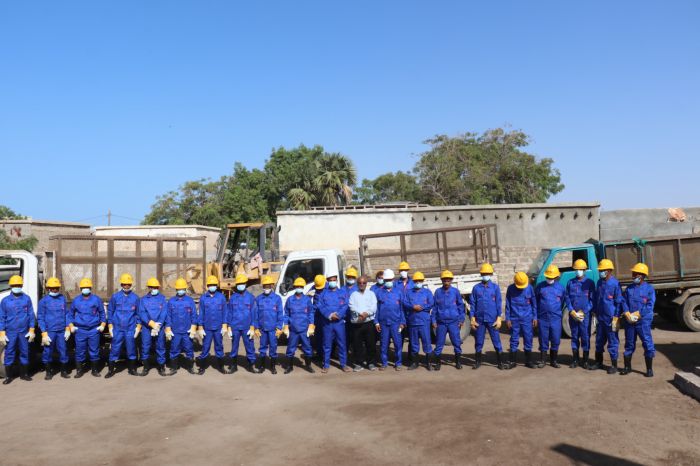 الحديدة.. السلطة المحلية بالخوخة تدشّن حملة نظافة لمخيمات النازحين تزامنًا مع دخول العام الجديد